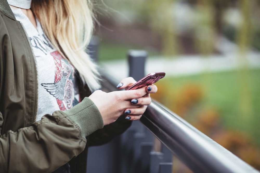 Mujer sosteniendo un teléfono rojo