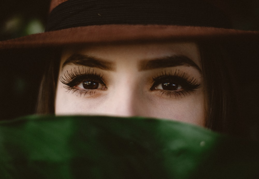 photo de femme portant un chapeau