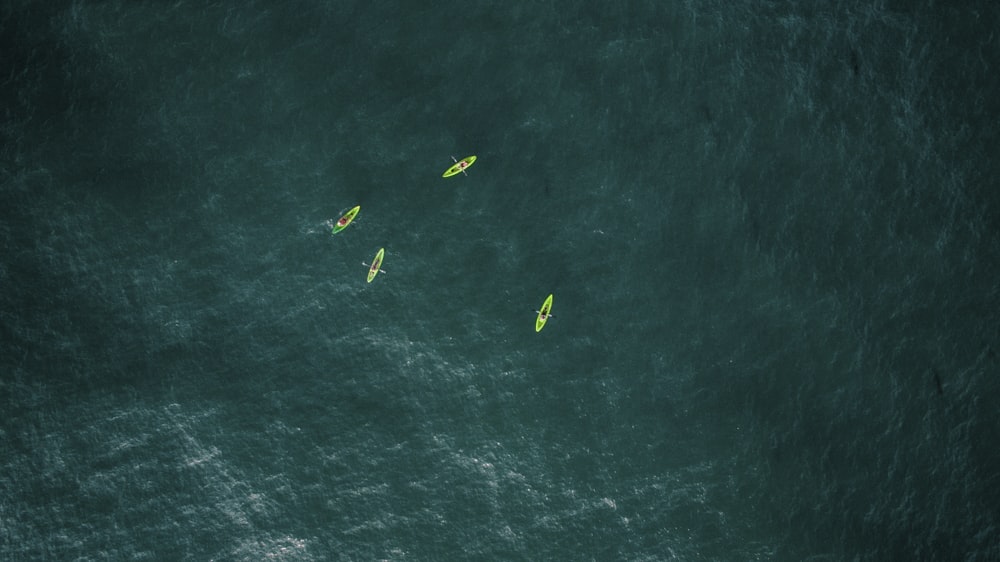 Photographie aérienne de quatre kayaks verts
