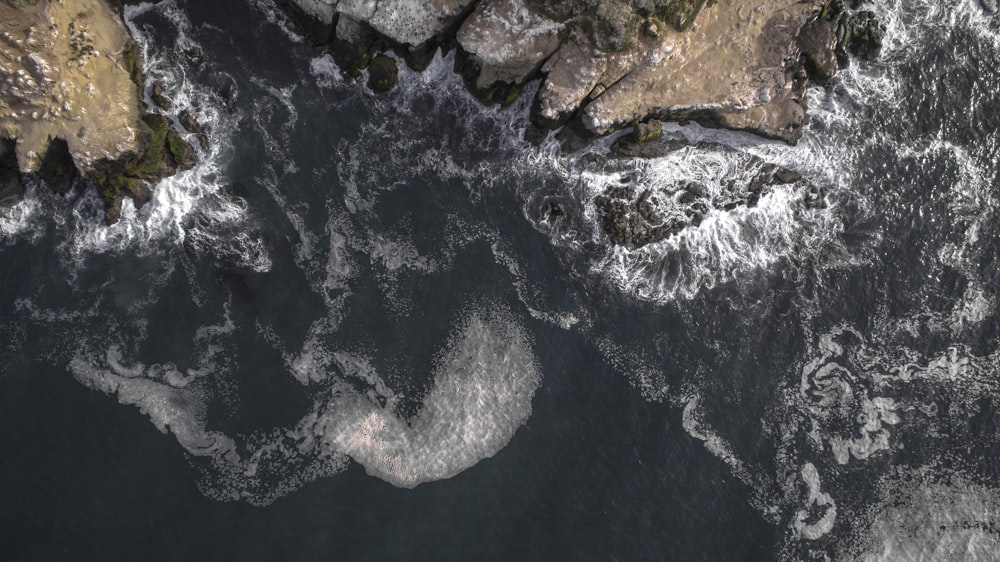 Fotografía aérea de la orilla del mar