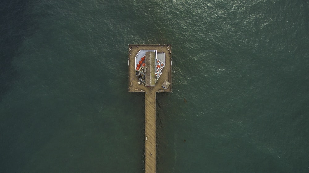 Foto di ripresa aerea di Brown Dock circondato da uno specchio d'acqua