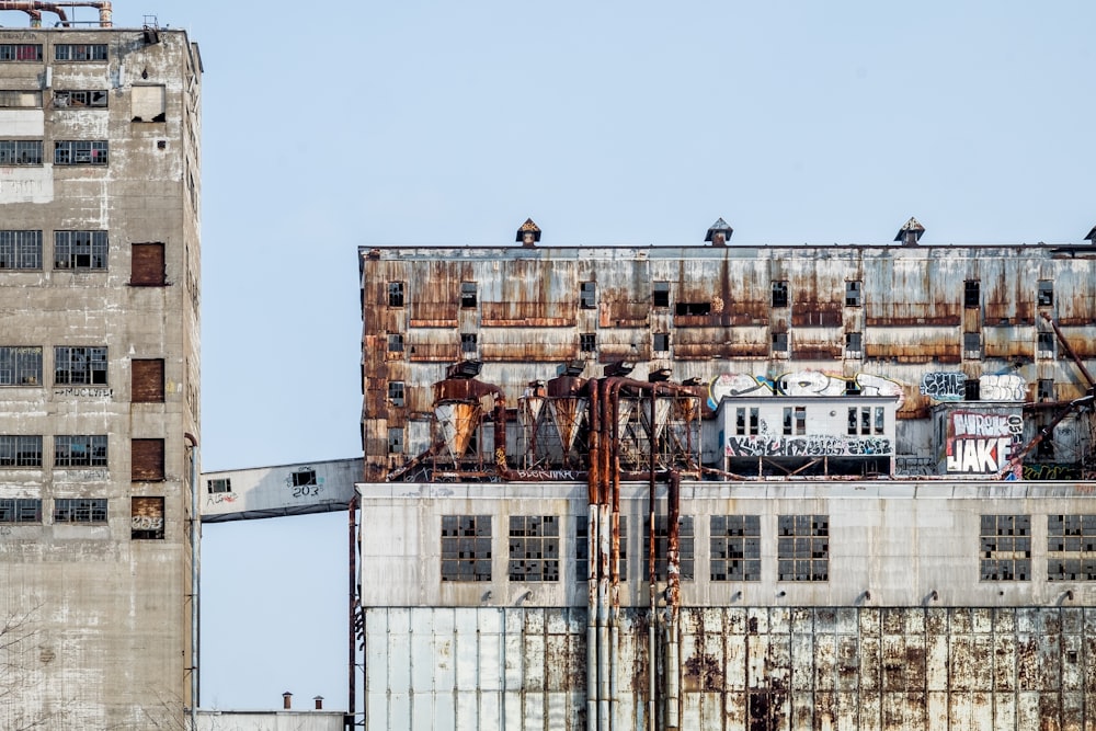 gray concrete building