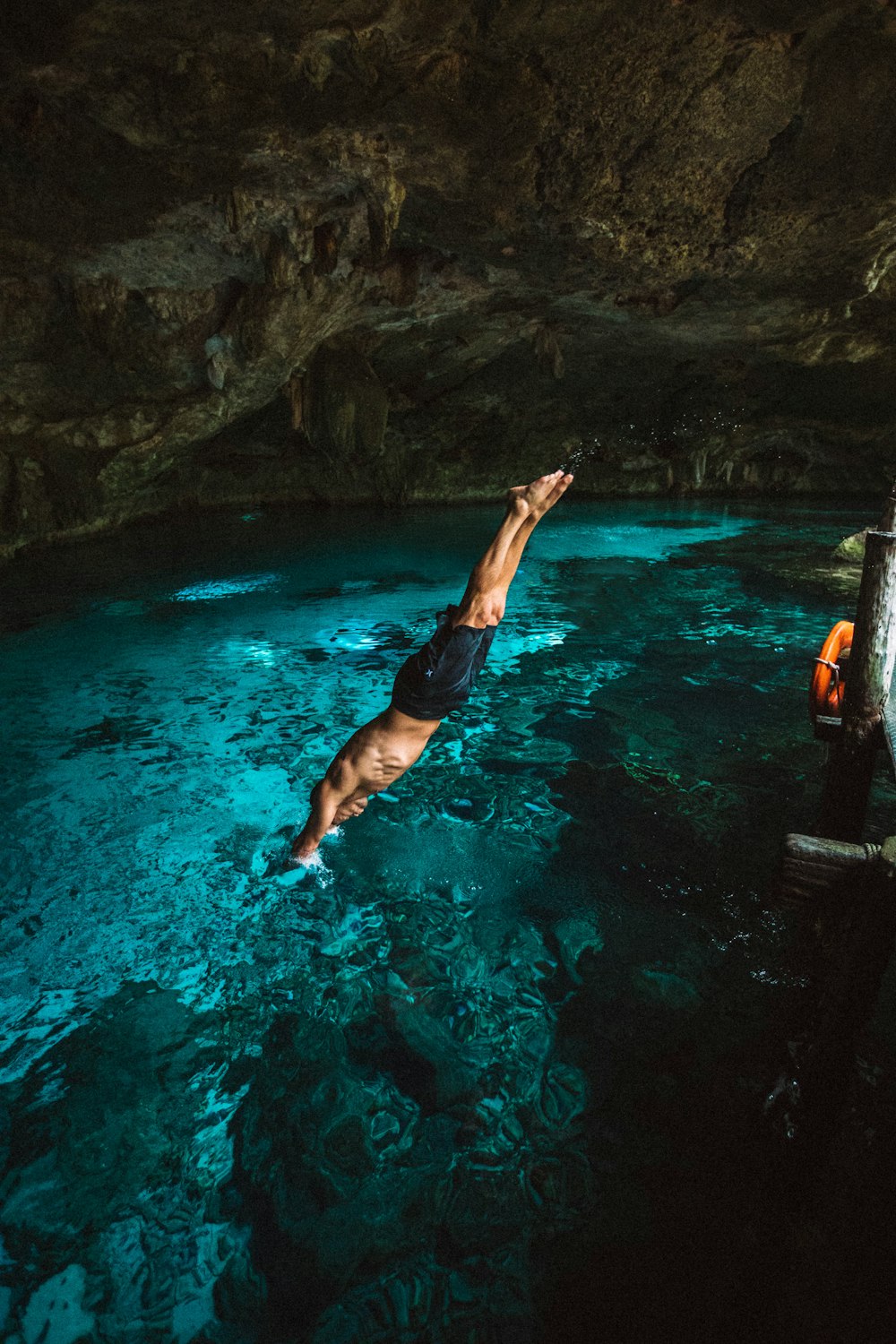 hombre buceando en el agua