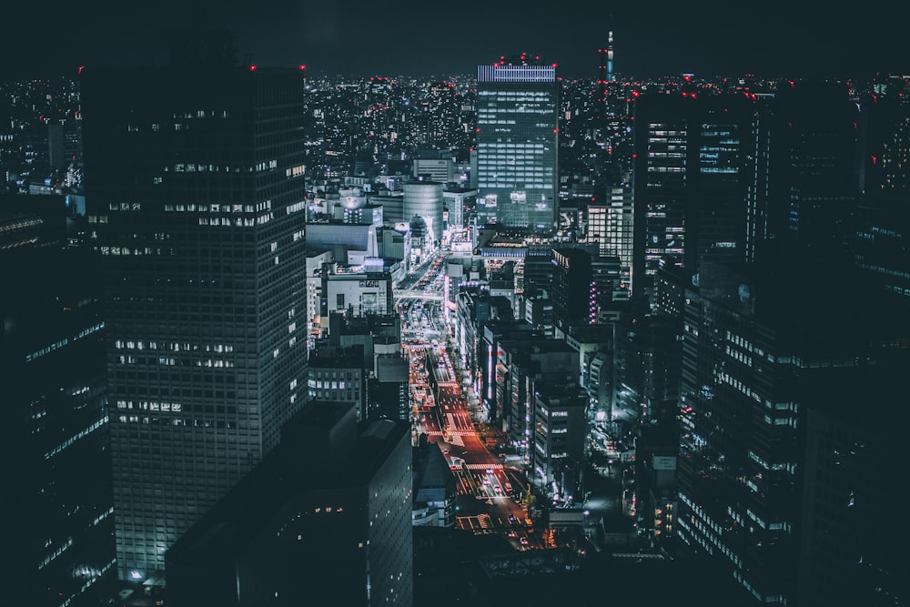 夜間の街のスカイラインの航空写真