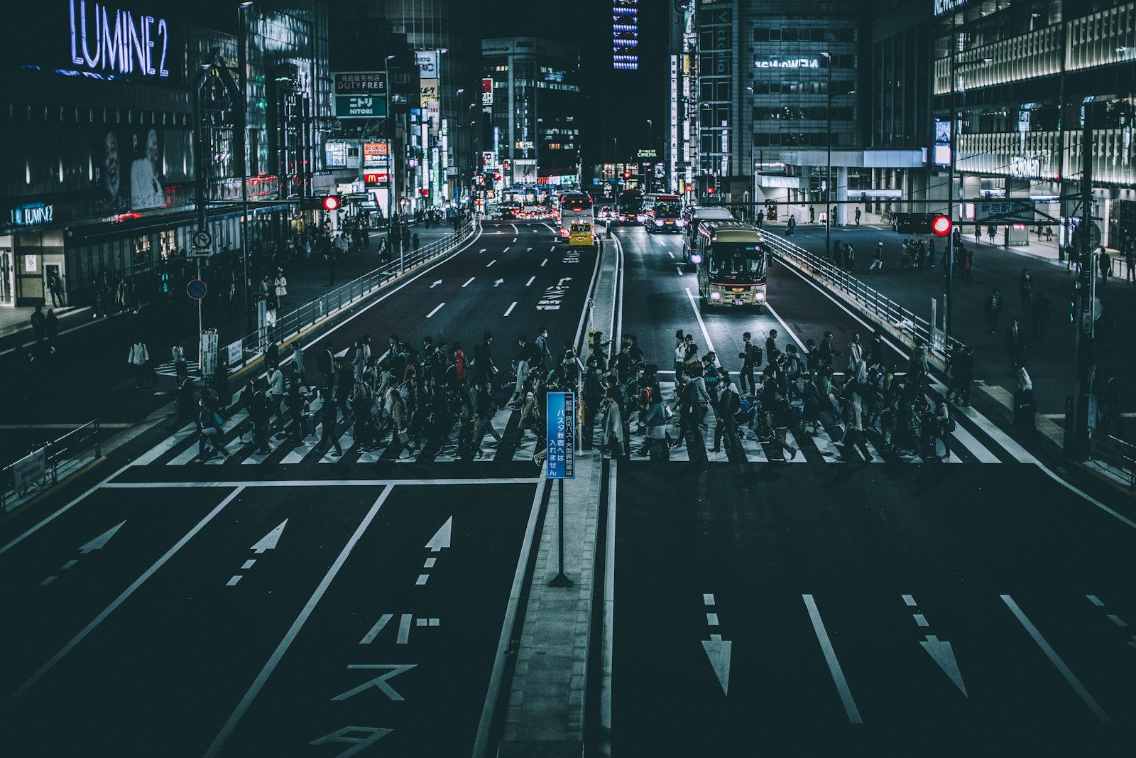 Canon EOS 5D Mark IV + Canon EF 50mm F1.2L USM sample photo. Photo of pedestrian during photography