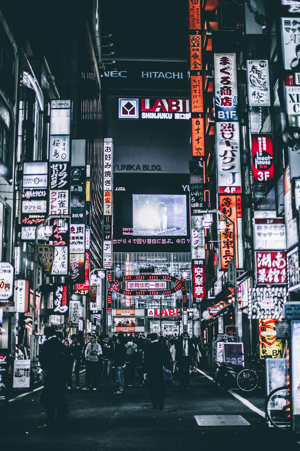 Nhật Bản, đêm: Dạo bước trên những con phố sáng lấp lánh trong đêm tại Nhật Bản và cảm nhận nhịp đập của thành phố vô cùng sôi động. Thưởng thức các khung cảnh đẹp lung linh và trải nghiệm sự khác biệt của văn hóa đêm Nhật Bản.