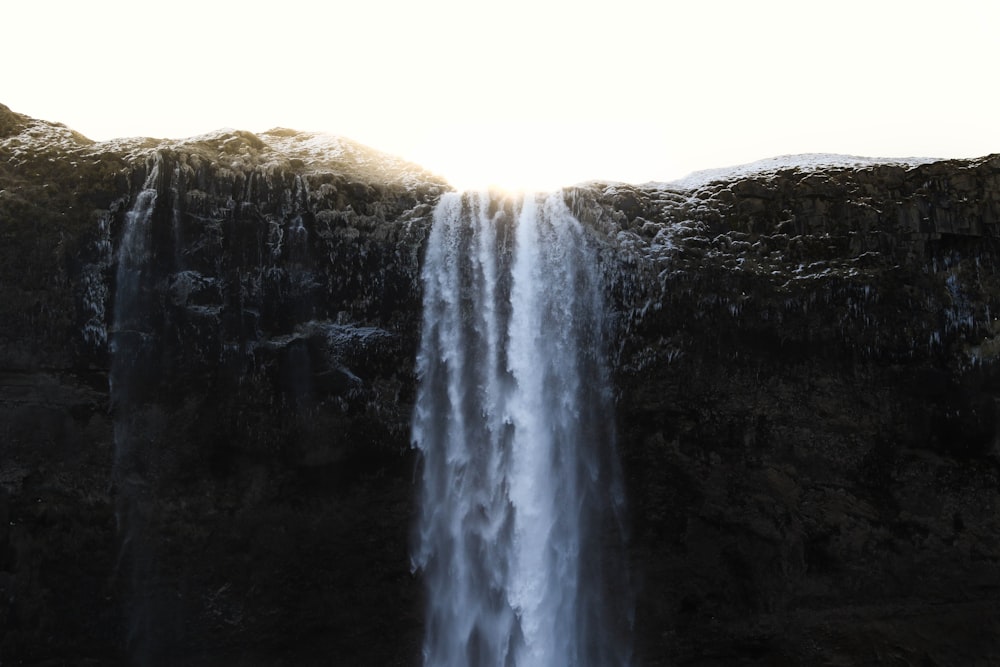 Reflexo da luz solar em cachoeiras