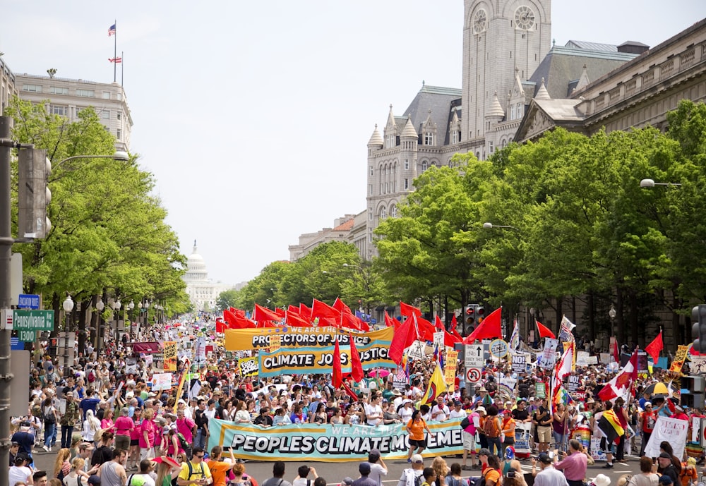 Pessoas marchando pelo controle climático.