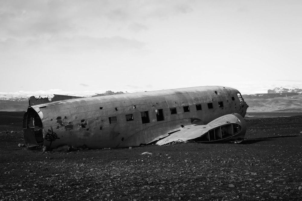 Graustufenfoto eines Flugzeugs neben dem Meer