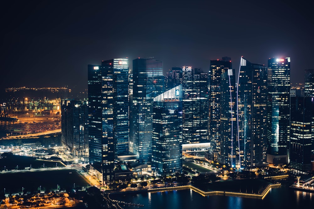 Landschaftsfotografie der Skyline der Stadt bei Nacht