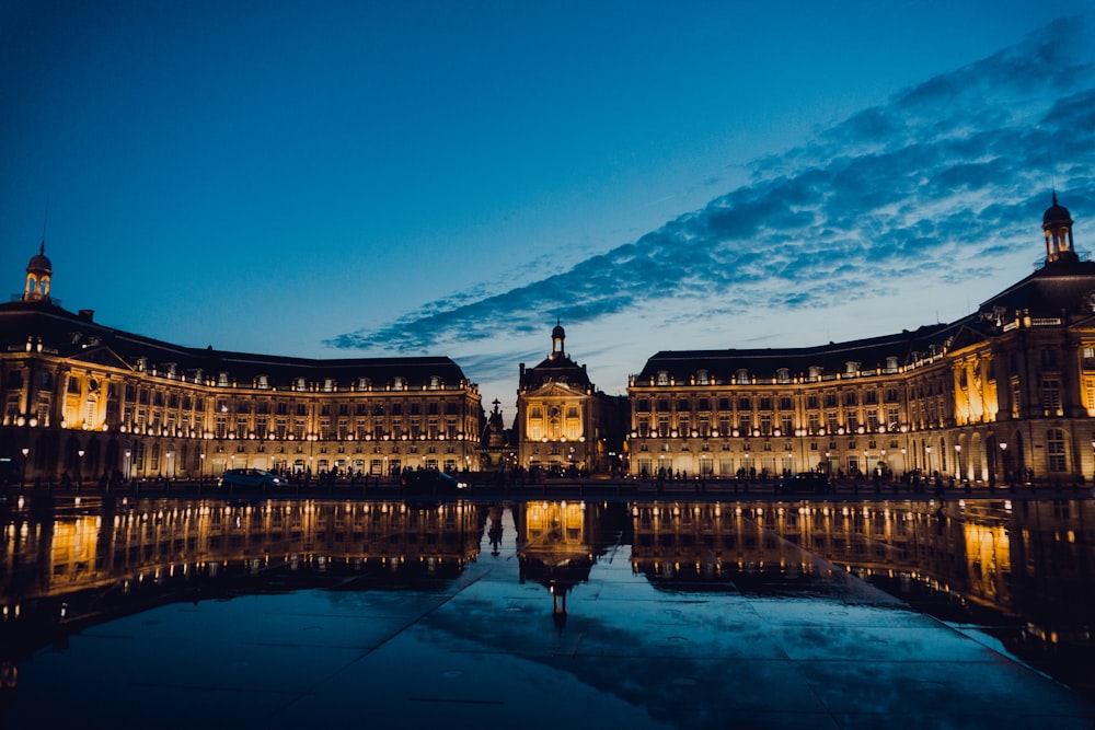 foto ad angolo basso dell'edificio in cemento bianco