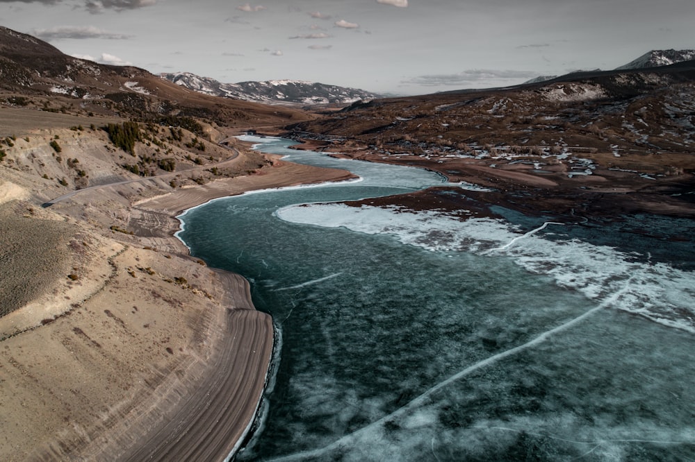 specchio d'acqua tra le montagne sotto il cielo grigio