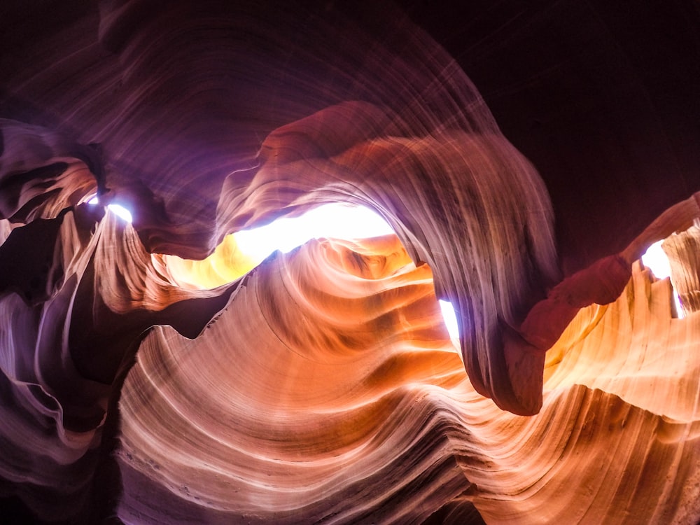 Visualizzazione di un canyon roccioso da terra.