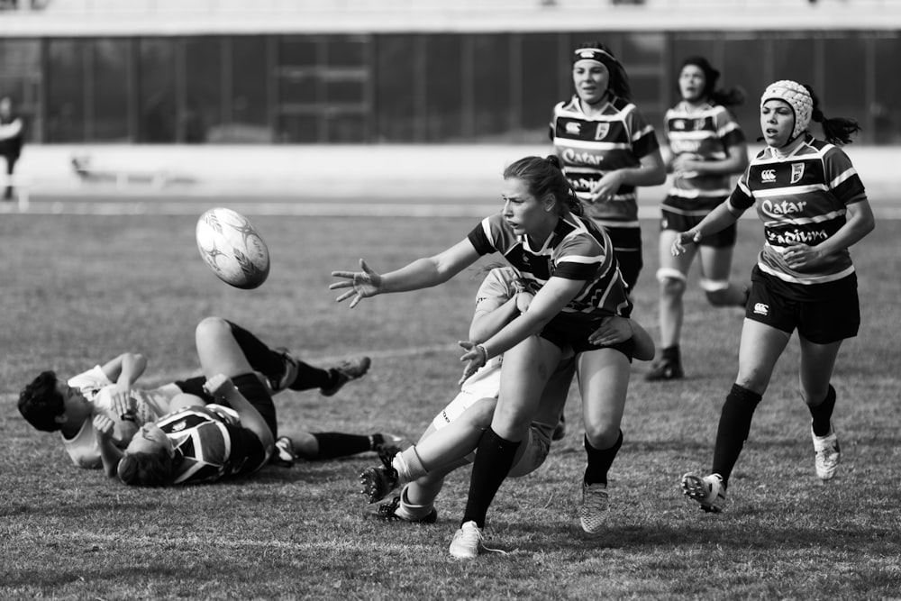 Photo en niveaux de gris d’une femme jouant au football