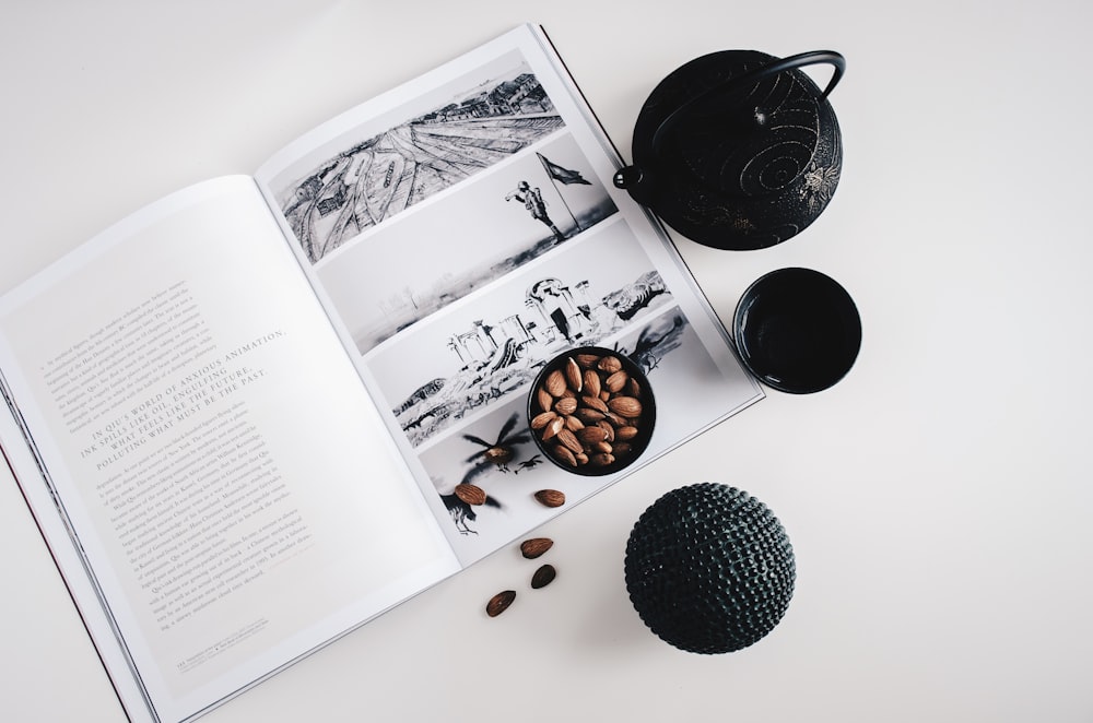 Selektives Farbfoto von Teekanne und Teetasse auf Buch