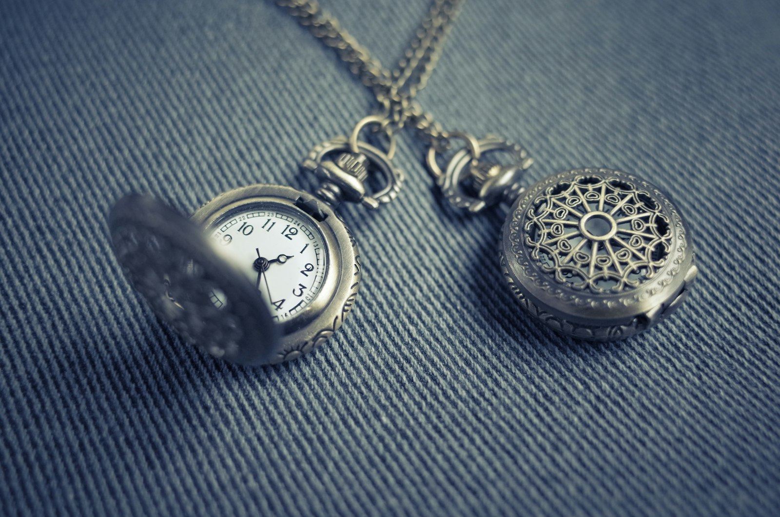 GR Lens sample photo. Silver-colored stopwatch pendant photography