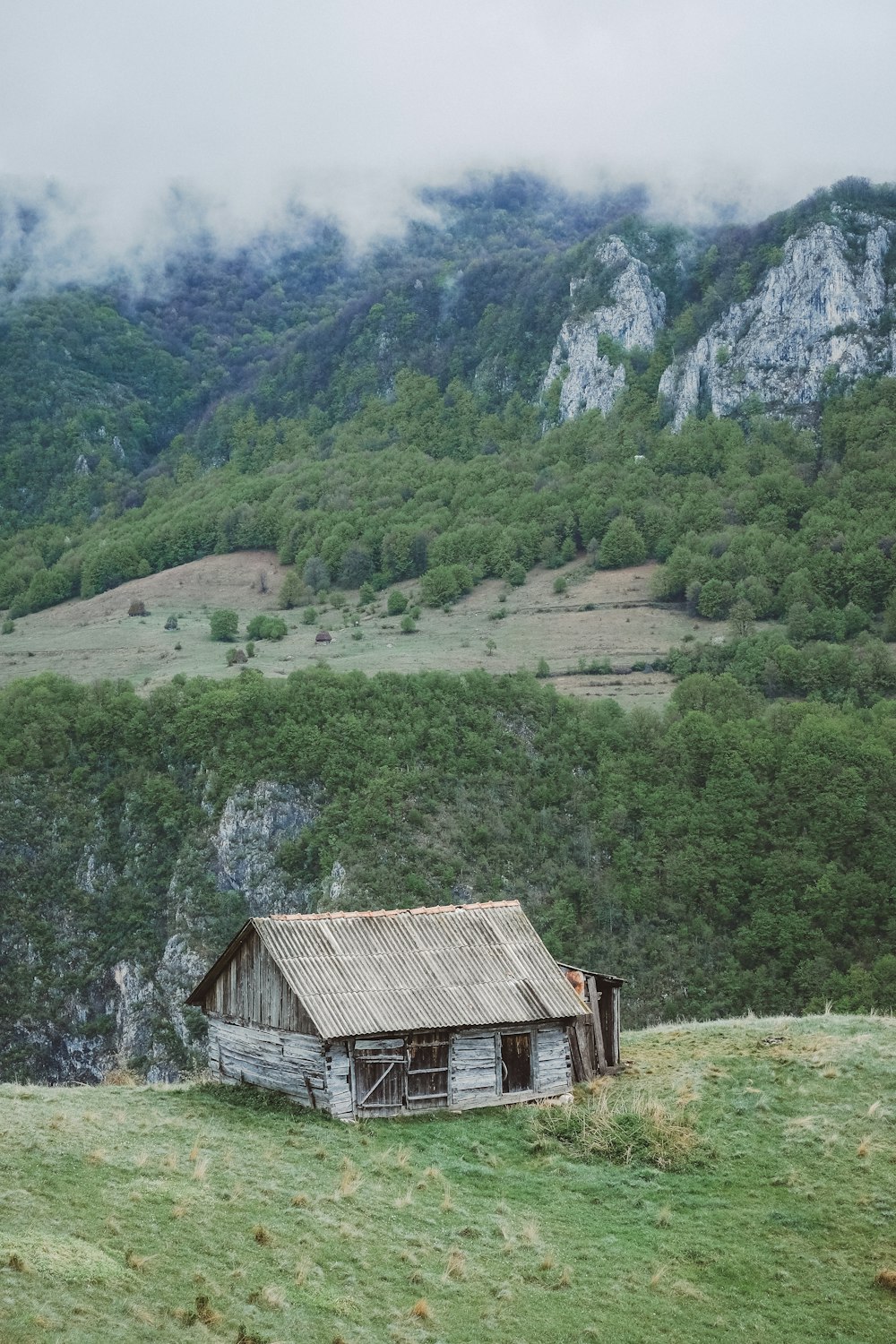山の上の灰色の木造家屋