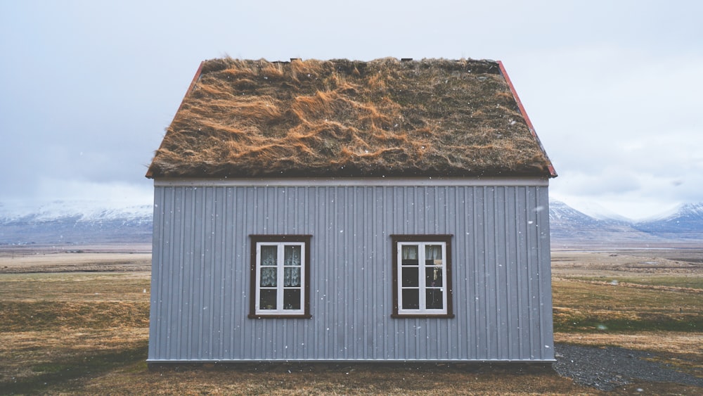 Casa marrón y gris bajo cielo azul