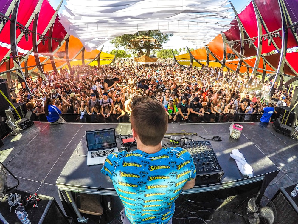 DJ en el escenario frente a la audiencia