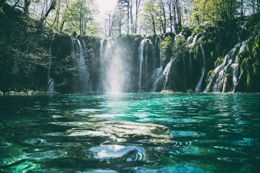Zeitrafferfotografie eines fließenden, mehrstufigen Wasserfalls