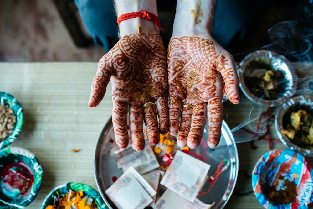 Mano humana con tatuaje Mehndi