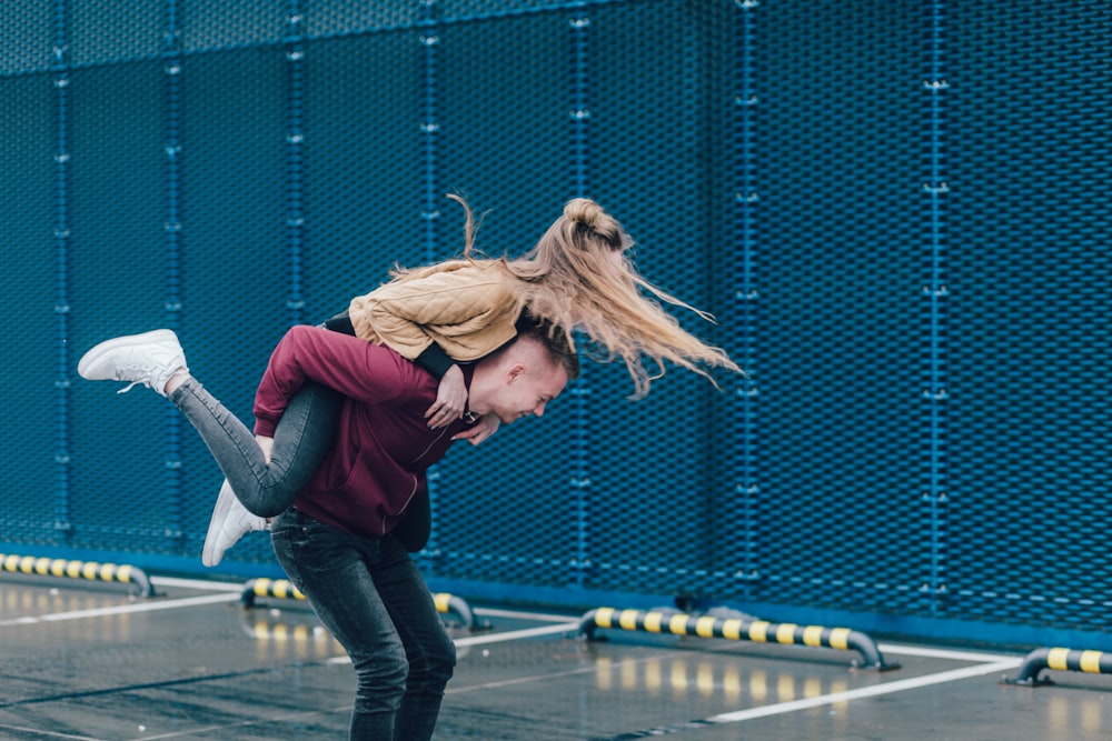 uomo che porta la donna sulla schiena