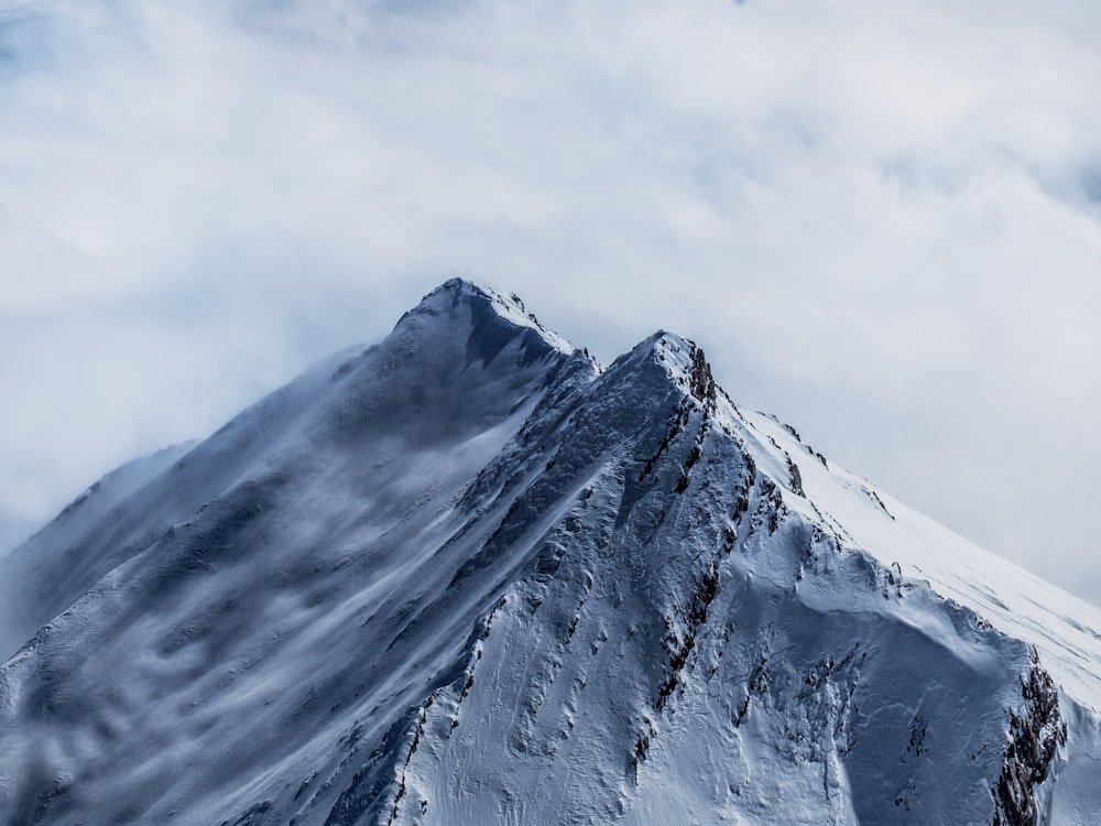 nebbie bianche sulla montagna piena di neve