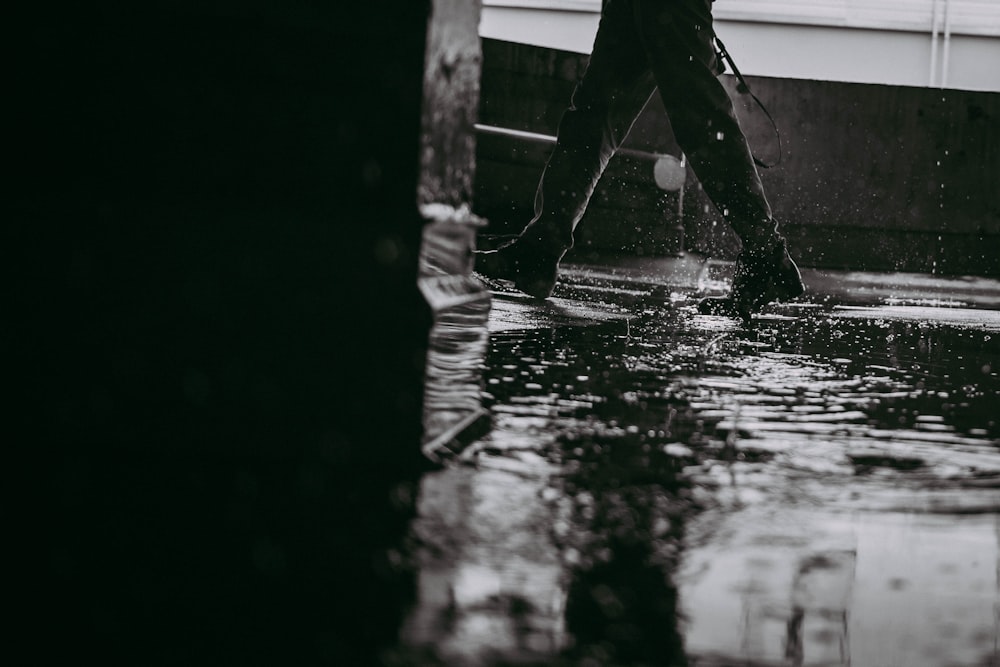 foto em tons de cinza da gota de água