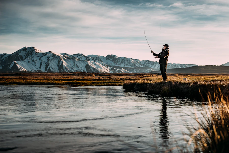Pescador en un río de la Patagonia