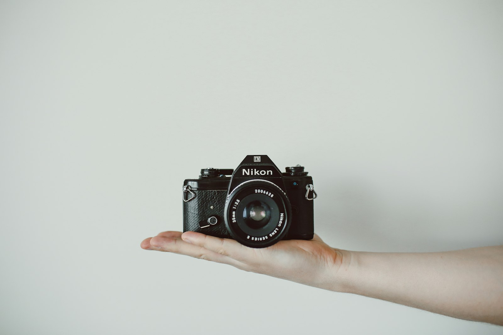 Canon EF 35mm F1.4L USM sample photo. Person holding nikon dslr photography