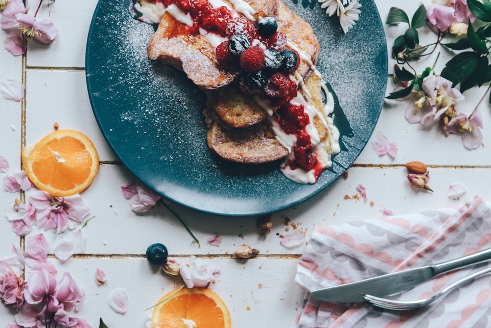 assiette avec des aliments cuits