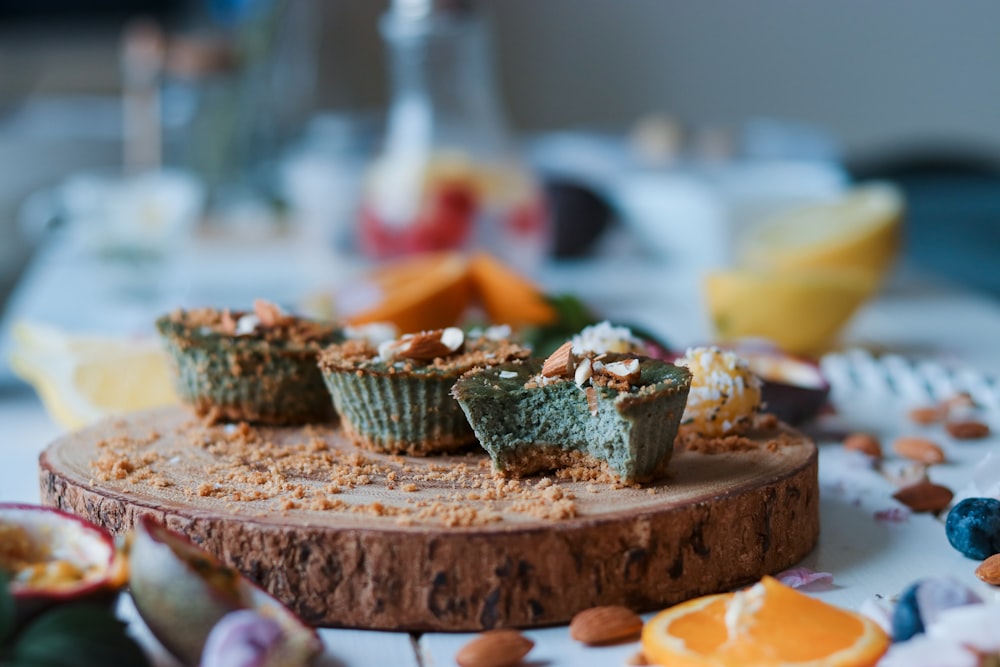 茶色の木のスラブの上のカップケーキ