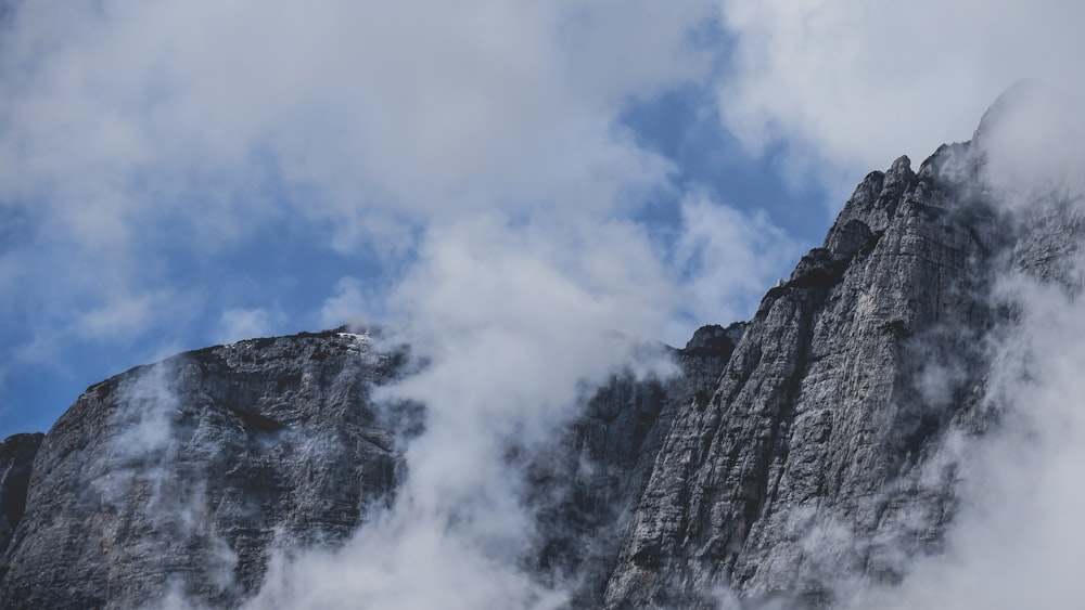 Berg mit Wolken bedeckt