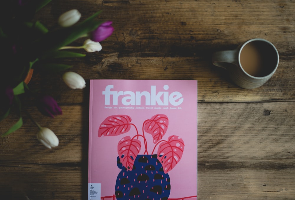 Livre Frankie près d’une tasse de café