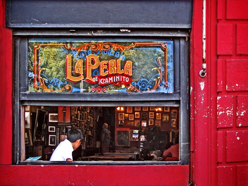 Menschen im Laden von La Perla
