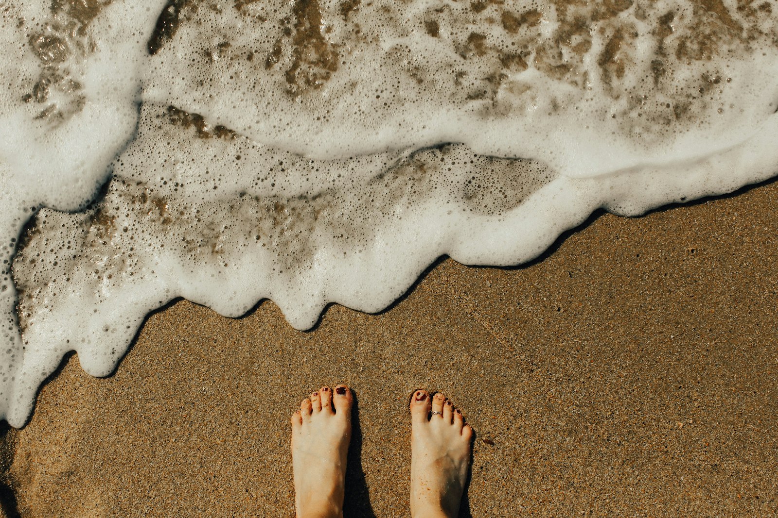 Canon EOS 100D (EOS Rebel SL1 / EOS Kiss X7) + Canon EF-S 18-55mm F3.5-5.6 IS STM sample photo. Person's feet on seashore photography