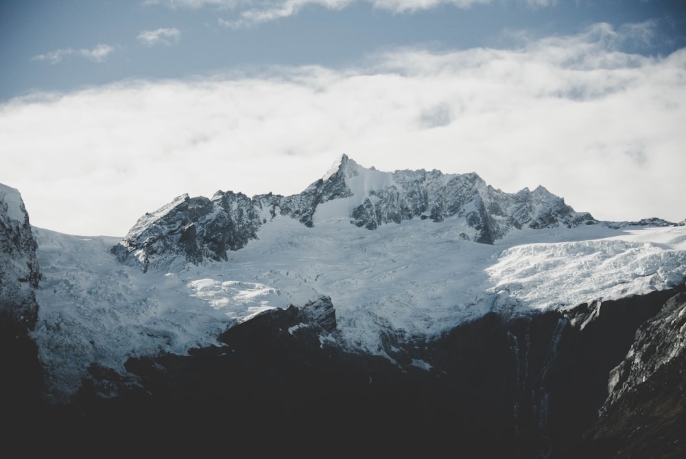 昼間の雪の山