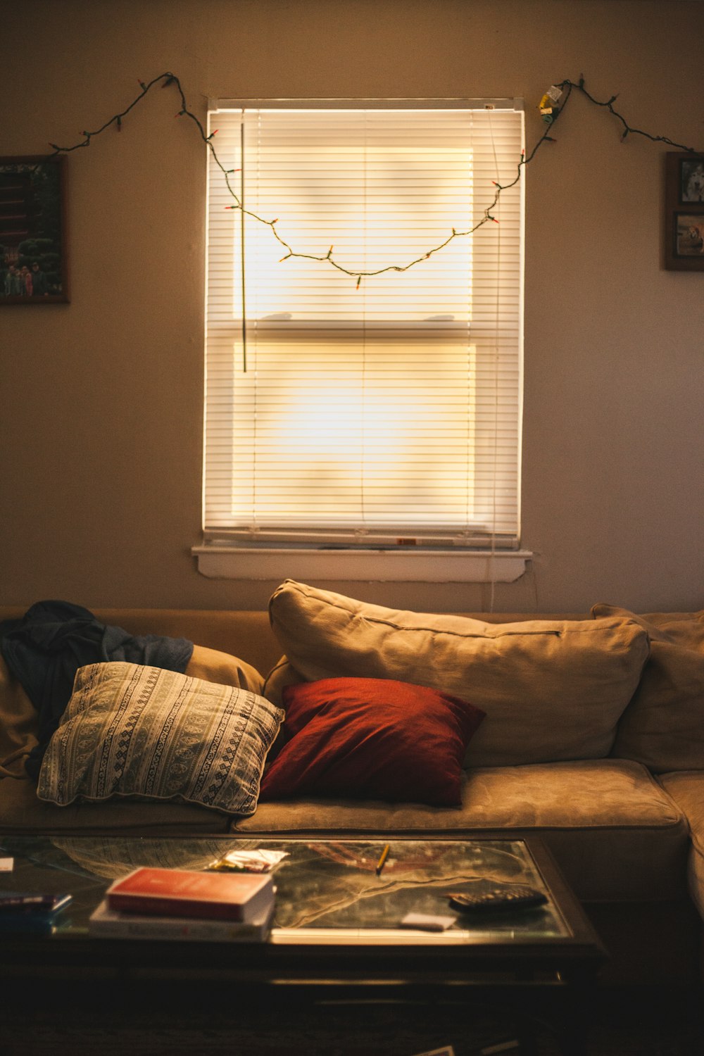 almohada roja en sofá marrón
