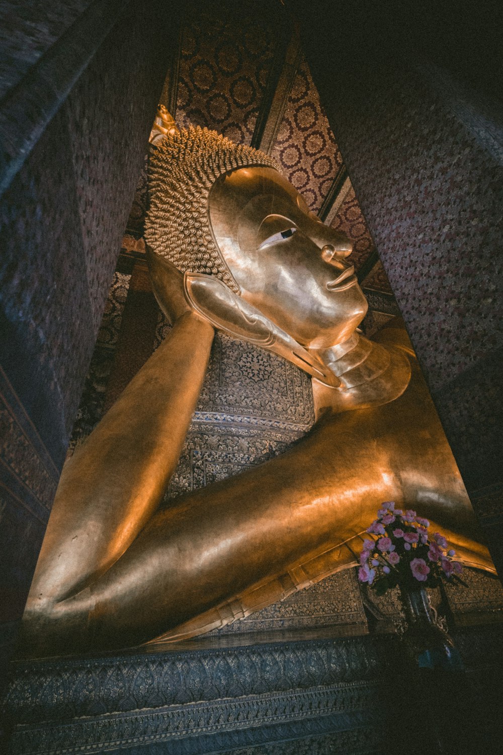 une grande statue dorée d’une personne allongée