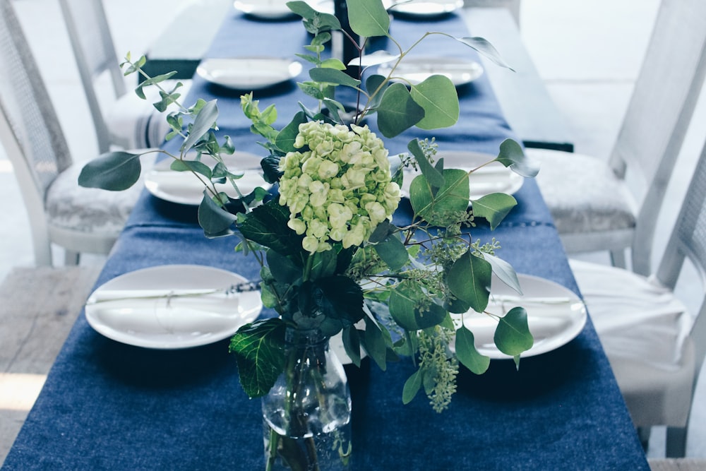 テーブルの上の緑と白の花のセンターピース