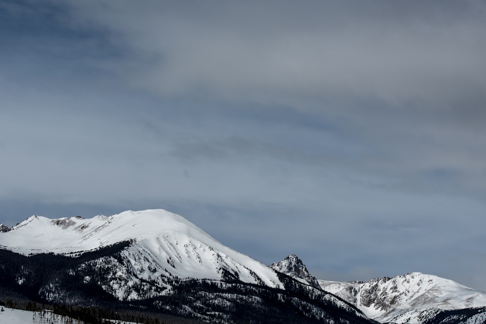 雪に覆われた山のグレースケール写真