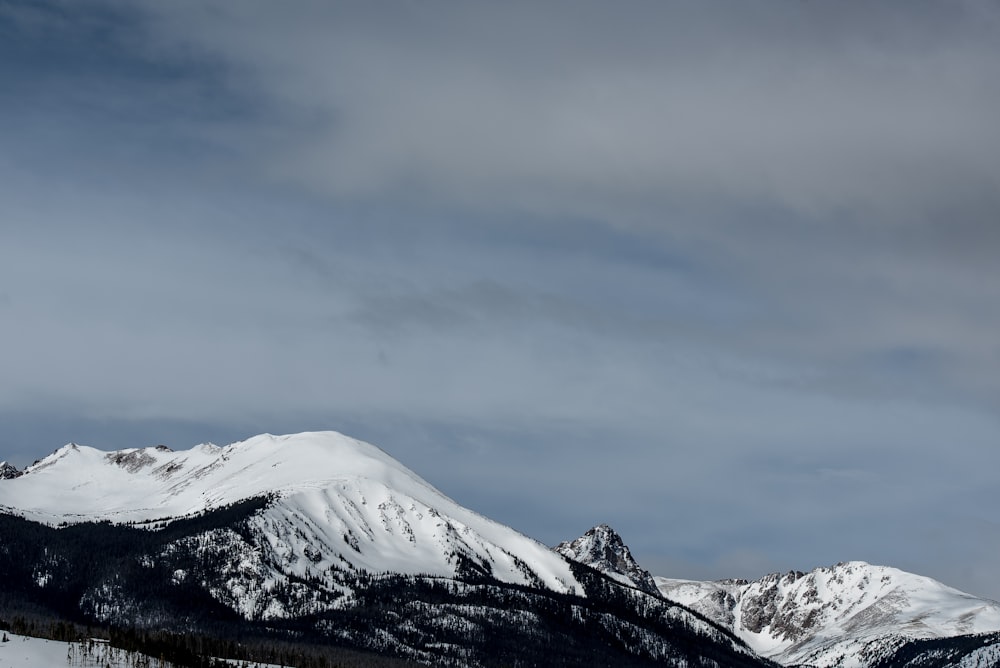 foto in scala di grigi di montagna coperta di neve