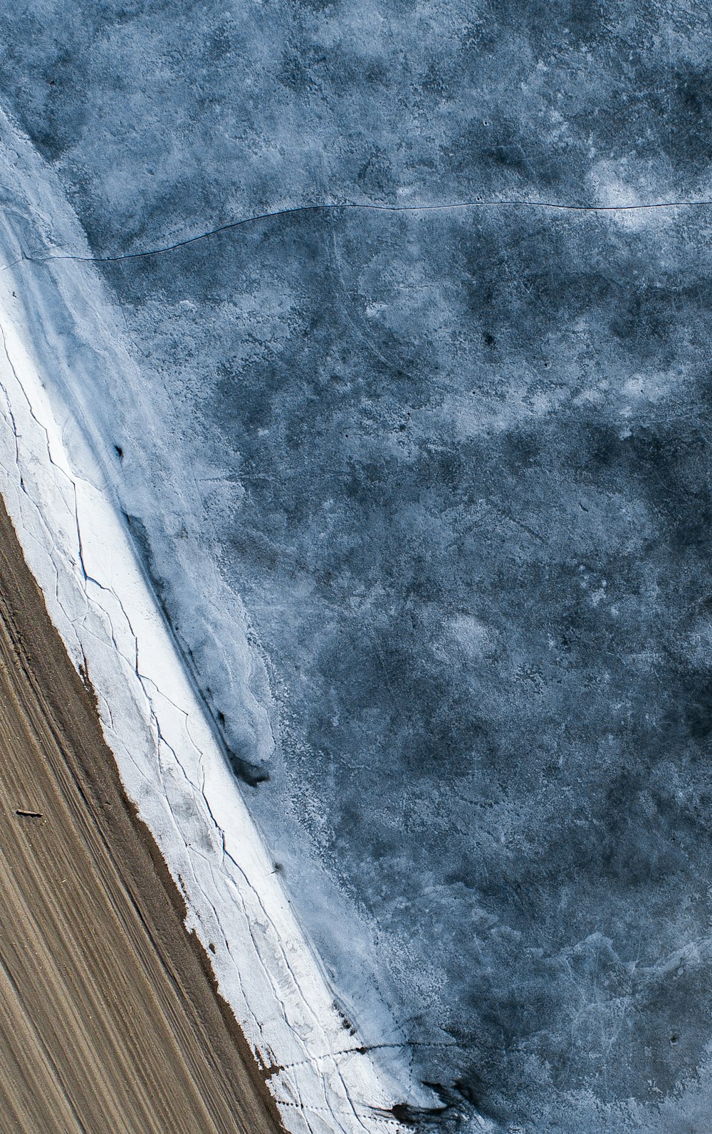 Una vista drone dell'acqua blu scuro e della riva a Silverthorne, Colorado, Stati Uniti.