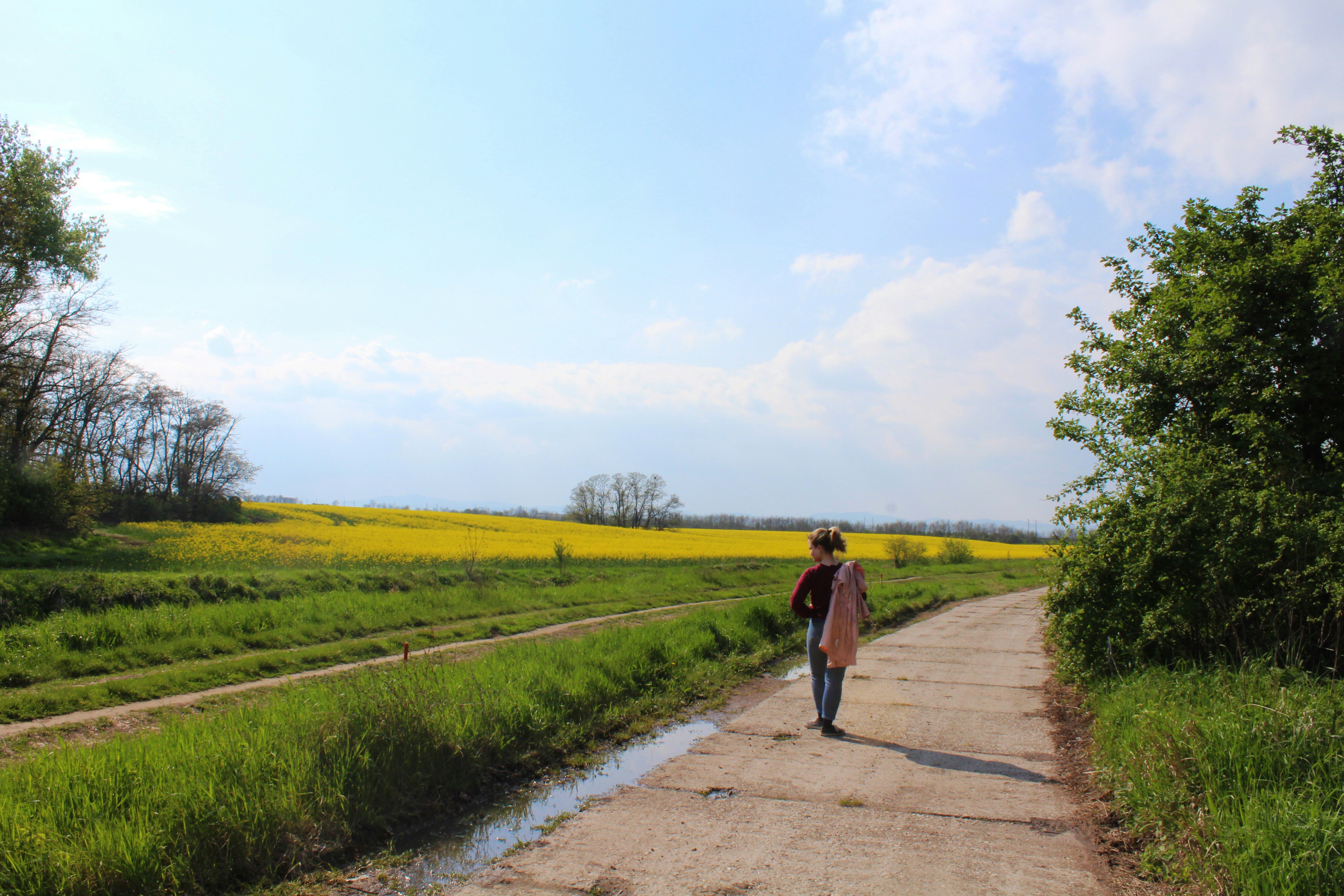 Field walk. Девушка на дорожке. Девушка на тропинке. Behind the farmers back. Парень футаж.
