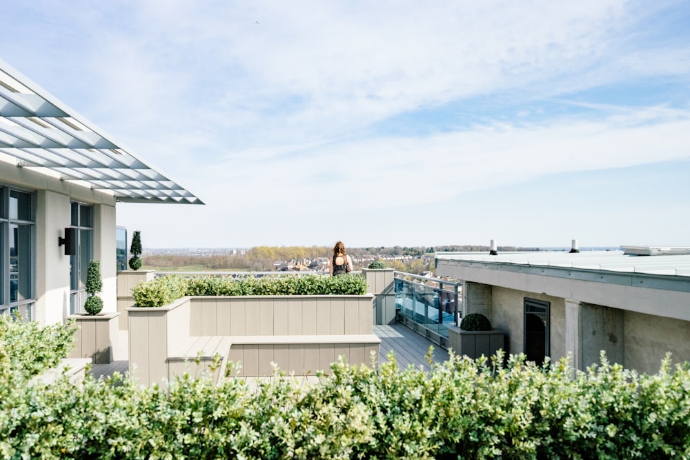 Frau auf Balkon bei bewölktem Himmel