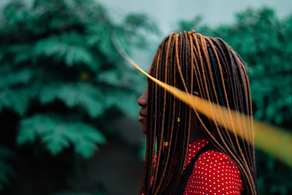 shallow focus of woman in dreadlocks during daytime