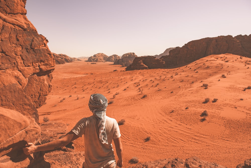 Hombre mirando el campo desierto