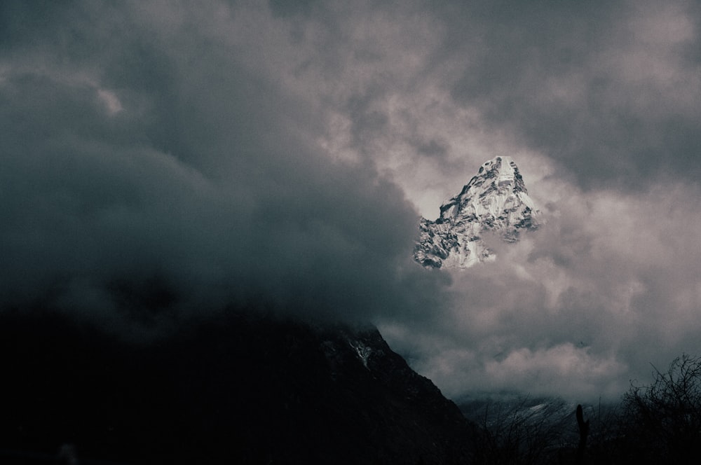montanha coberta de neve com nuvens