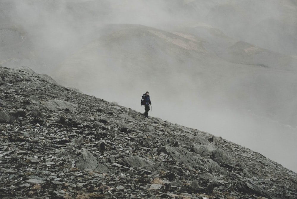 Alpinista descendo na montanha