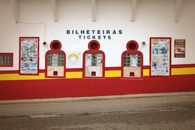 Close-up of a ticket with elegant typography and the logo of Luiz Artur Costa Junior.